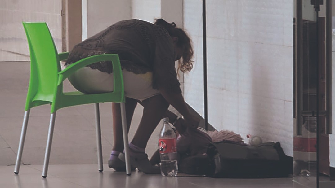 Colapso en el hospital de Niños: pacientes reciben suero hasta en el piso