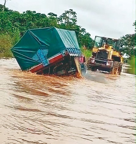 Lluvias cortan rutas, anegan viviendas y obligan a evacuar familias en el norte cruceño
