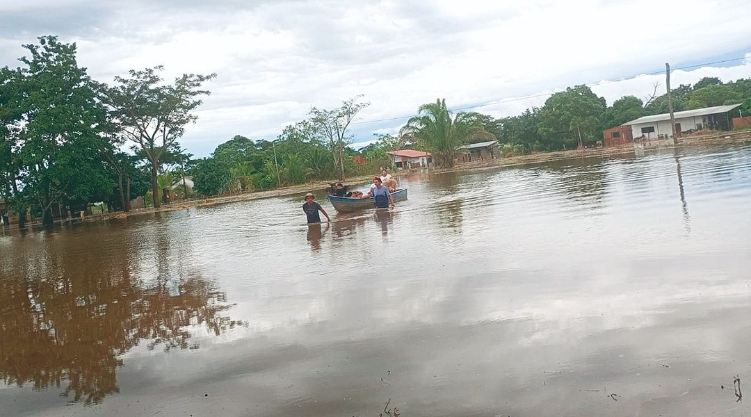 Lluvias cortan rutas, anegan viviendas y obligan a evacuar familias en el norte cruceño