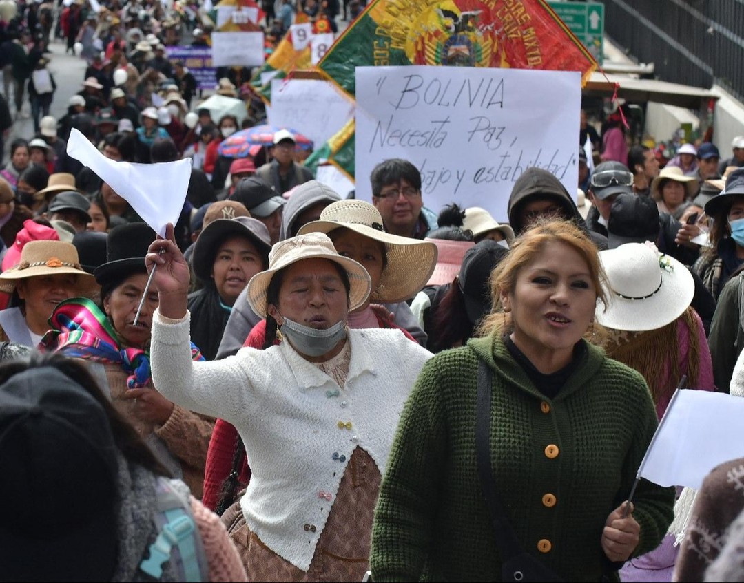 Con banderas blancas y ollas vacías, gremiales marchan en La Paz contra los bloqueos y la crisis