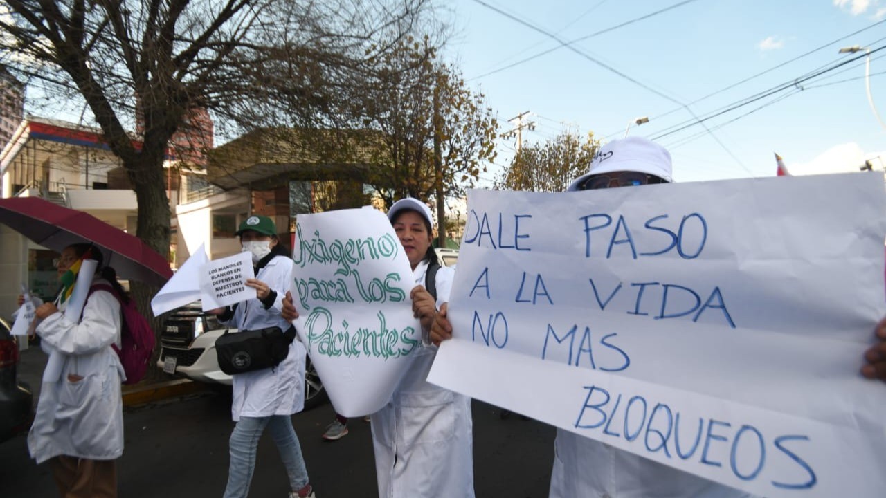 Tensión en La Paz: Personal de salud exige fin de bloqueos mientras campesinos definen diálogo