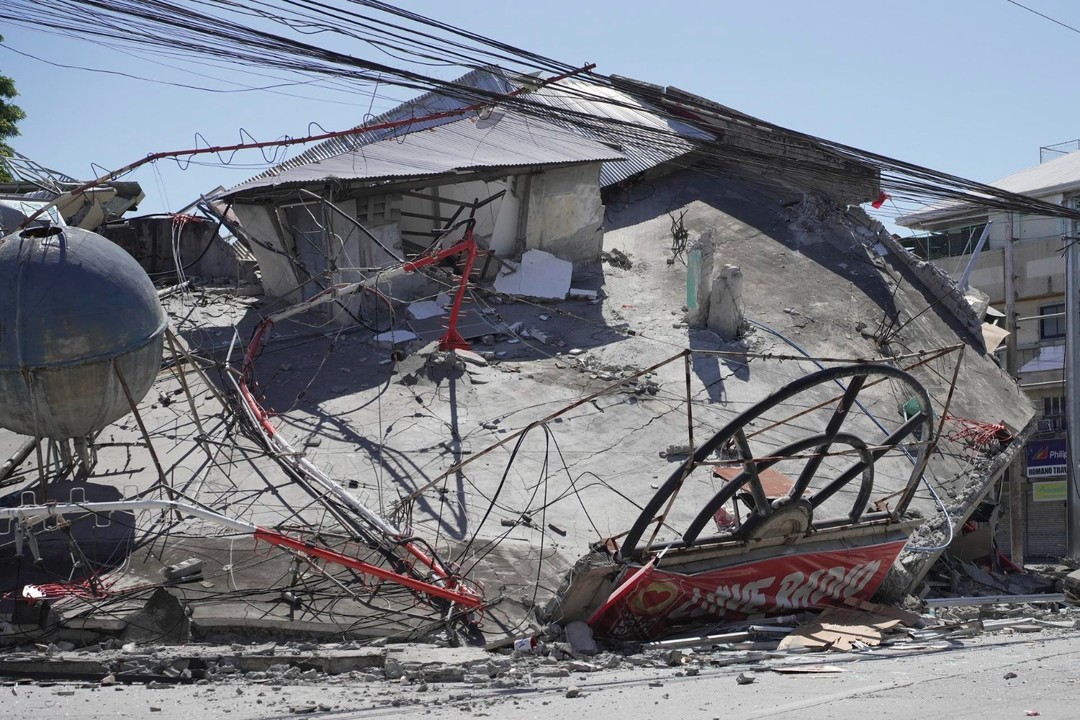 Una veintena de fallecidos y un centenar de heridos tras el terremoto de 7,8 en Filipinas