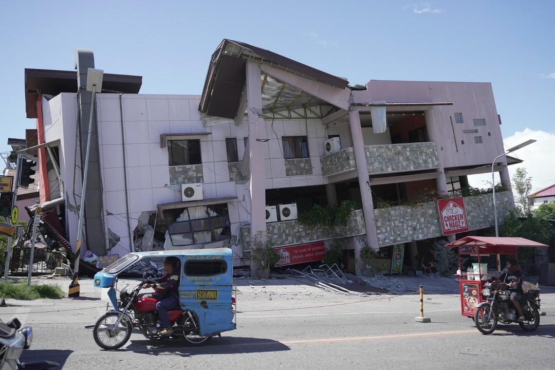 Una veintena de fallecidos y un centenar de heridos tras el terremoto de 7,8 en Filipinas