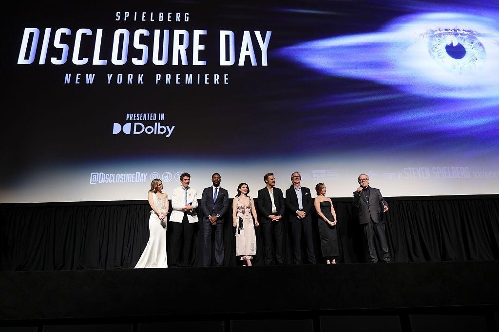 "Como un episodio sin gracia de Expedientes Secretos X": la dura crítica de la BBC de "El día de la revelación", la nueva película de Steven Spielberg