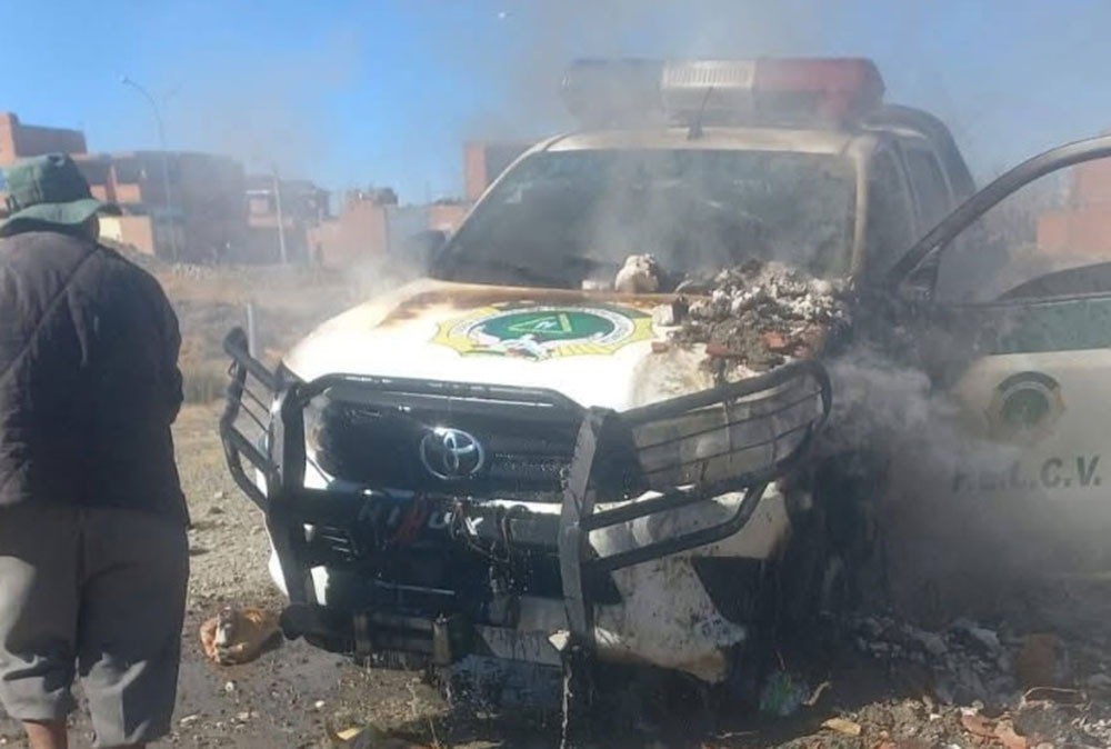 Desbloquean carreteras en algunos puntos, pero en otros se queman patrullas