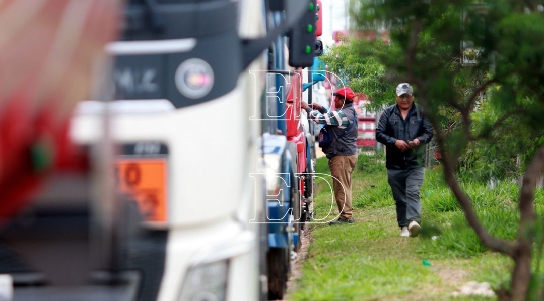 "A YPFB no le importa": Choferes llevan semanas esperando descargar combustible en Santa Cruz
