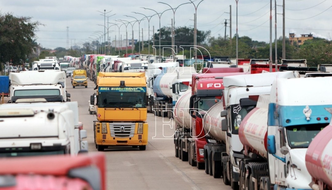 "A YPFB no le importa": Choferes llevan semanas esperando descargar combustible en Santa Cruz