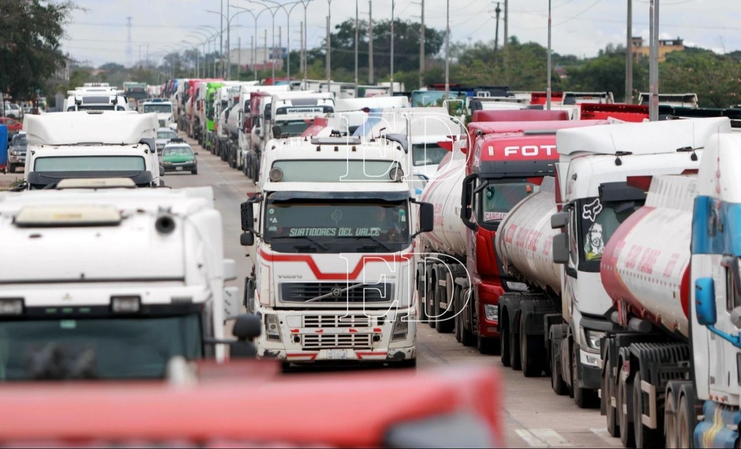 "A YPFB no le importa": Choferes llevan semanas esperando descargar combustible en Santa Cruz