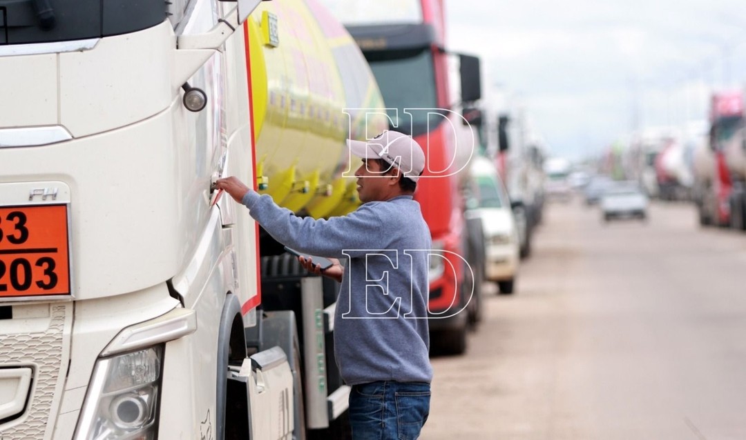 "A YPFB no le importa": Choferes llevan semanas esperando descargar combustible en Santa Cruz