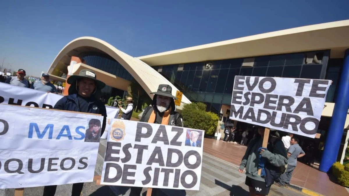 Desesperados, lecheros instalan vigilia en el aeropuerto de Cochabamba, exigen que se levanten los bloqueos
