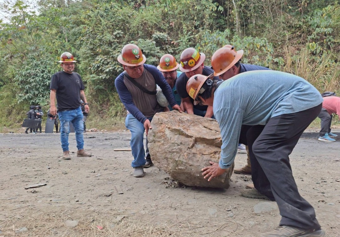 Mineros desbloquean la carretera al norte paceño e instalan vigilia para evitar que se retome la protesta
