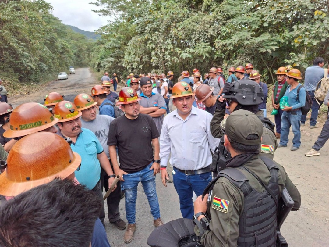 Mineros desbloquean la carretera al norte paceño e instalan vigilia para evitar que se retome la protesta