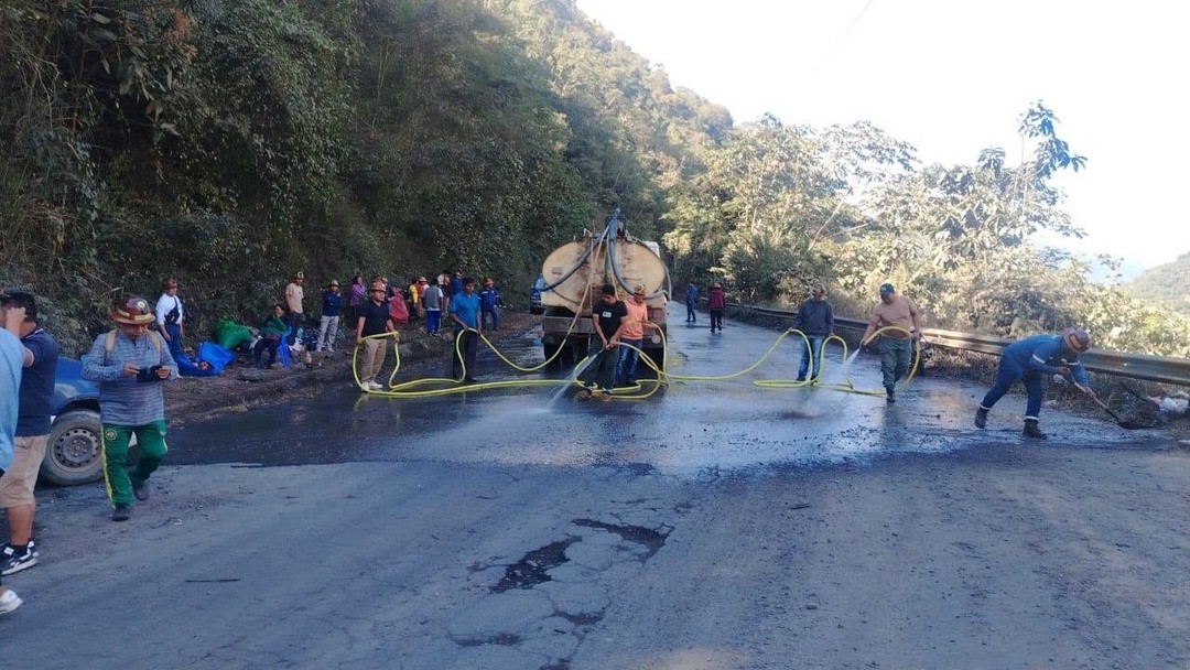 Mineros desbloquean la carretera al norte paceño e instalan vigilia para evitar que se retome la protesta