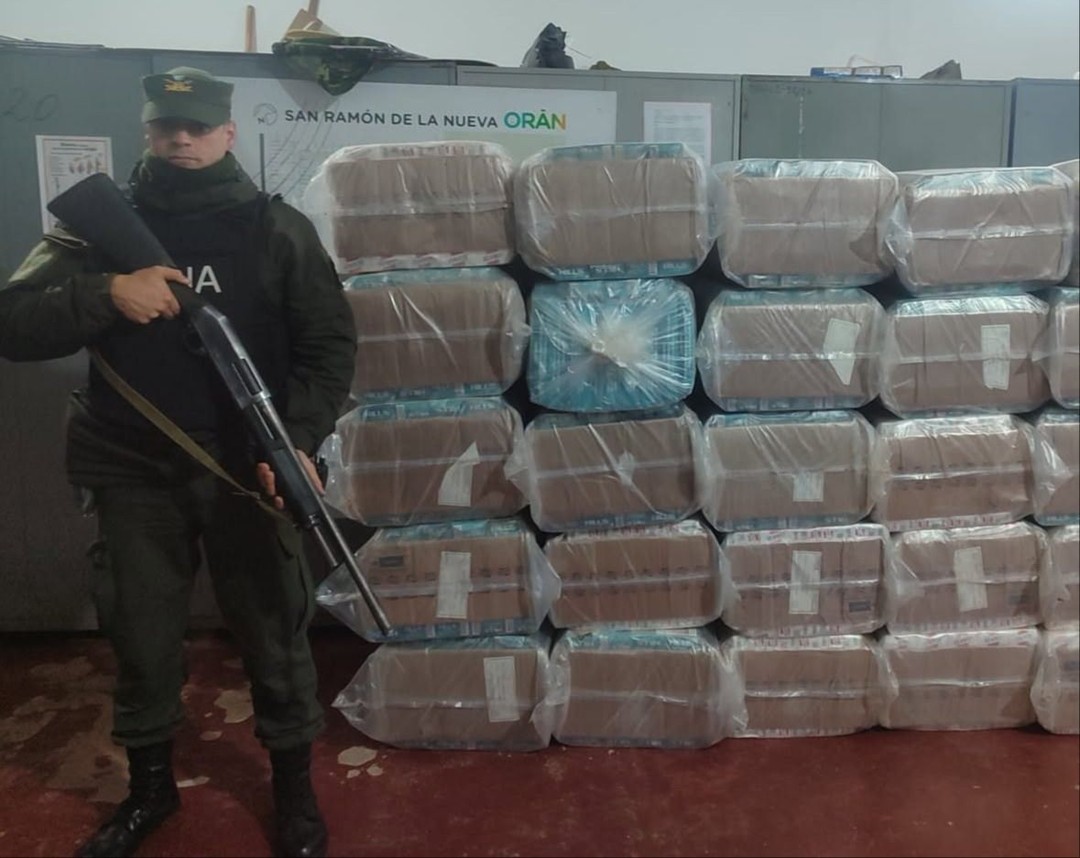 Huyen nadando por el río y abandonan más de 1 tonelada de hoja de coca y 2.750 paquetes de cigarros