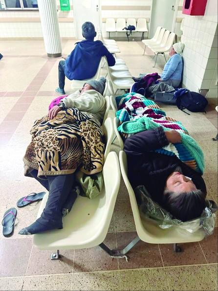 El frío aumenta el drama de los pacientes que duermen por una ficha en los hospitales- El frío aumenta el drama de los pacientes que duermen por una ficha en los hospitales