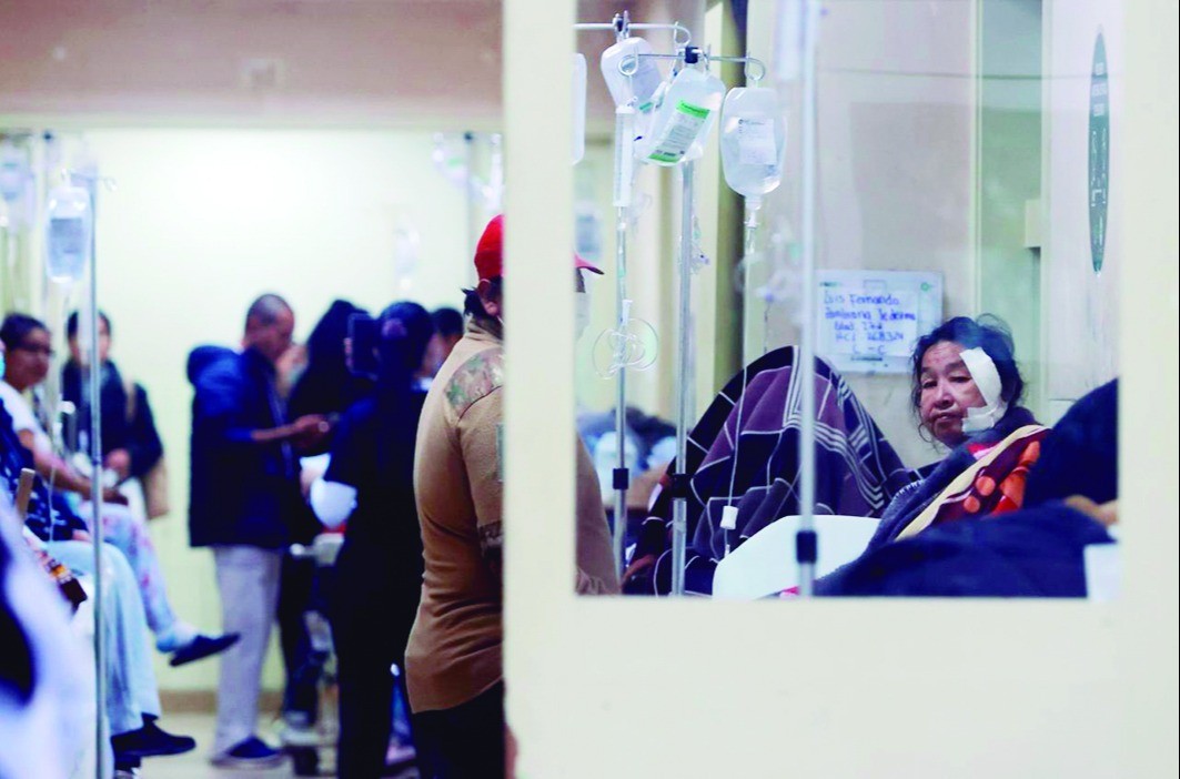 El frío aumenta el drama de los pacientes que duermen por una ficha en los hospitales- El frío aumenta el drama de los pacientes que duermen por una ficha en los hospitales