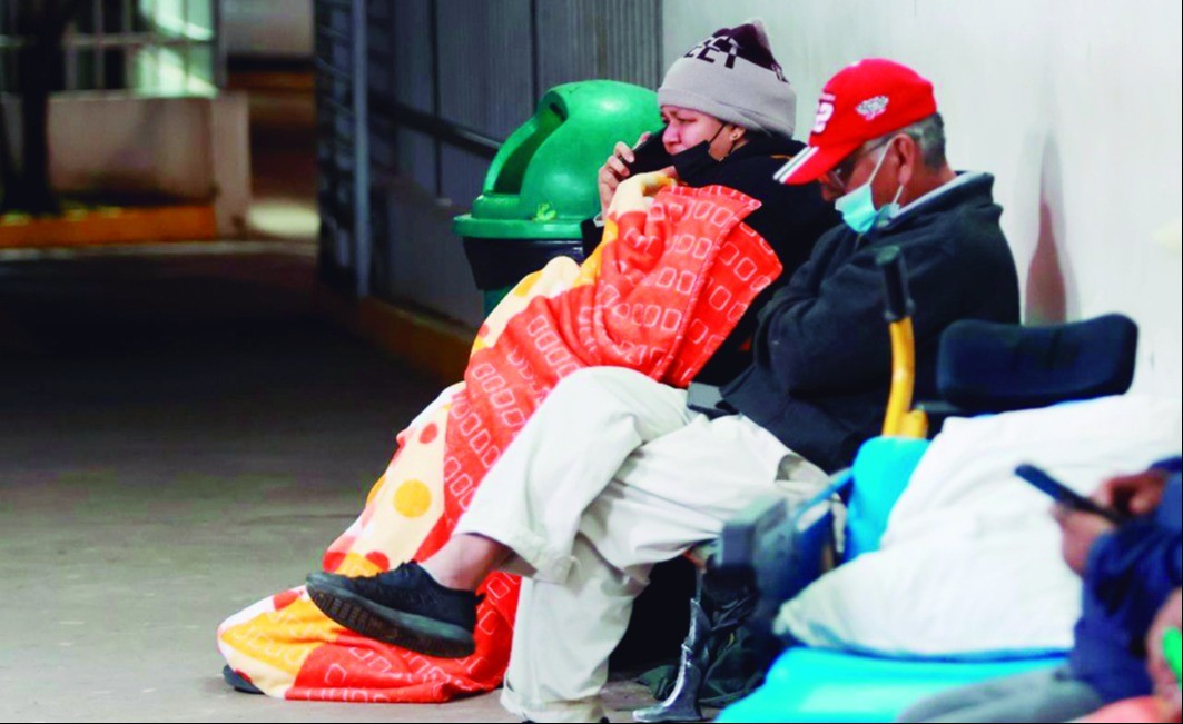 El frío aumenta el drama de los pacientes que duermen por una ficha en los hospitales- El frío aumenta el drama de los pacientes que duermen por una ficha en los hospitales