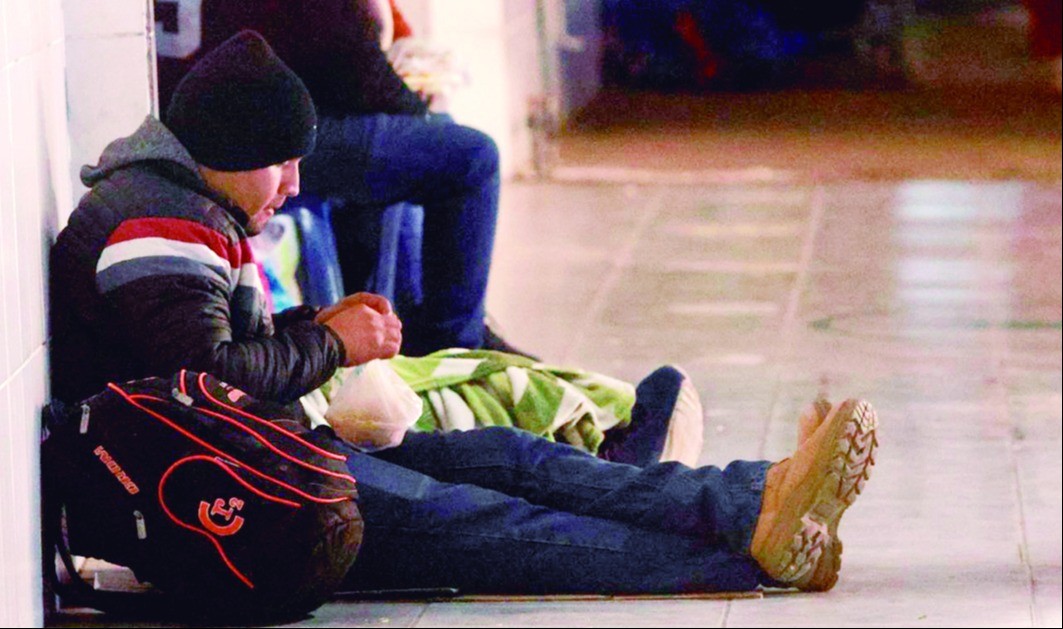El frío aumenta el drama de los pacientes que duermen por una ficha en los hospitales- El frío aumenta el drama de los pacientes que duermen por una ficha en los hospitales