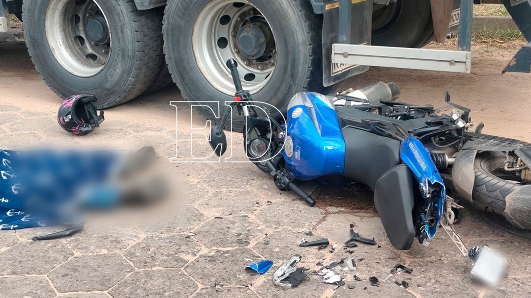 Un joven motociclista pierde la vida tras chocar contra un camión cisterna estacionado; su acompañante quedó herida- Un joven motociclista pierde la vida tras chocar contra un camión cisterna estacionado; su acompañante quedó herida