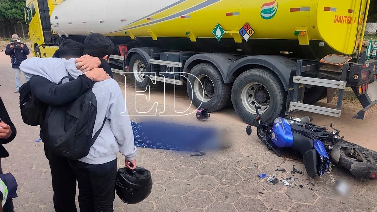 Un joven motociclista pierde la vida tras chocar contra un camión cisterna estacionado; su acompañante quedó herida Un joven motociclista pierde la vida tras chocar contra un camión cisterna estacionado; su acompañante quedó herida