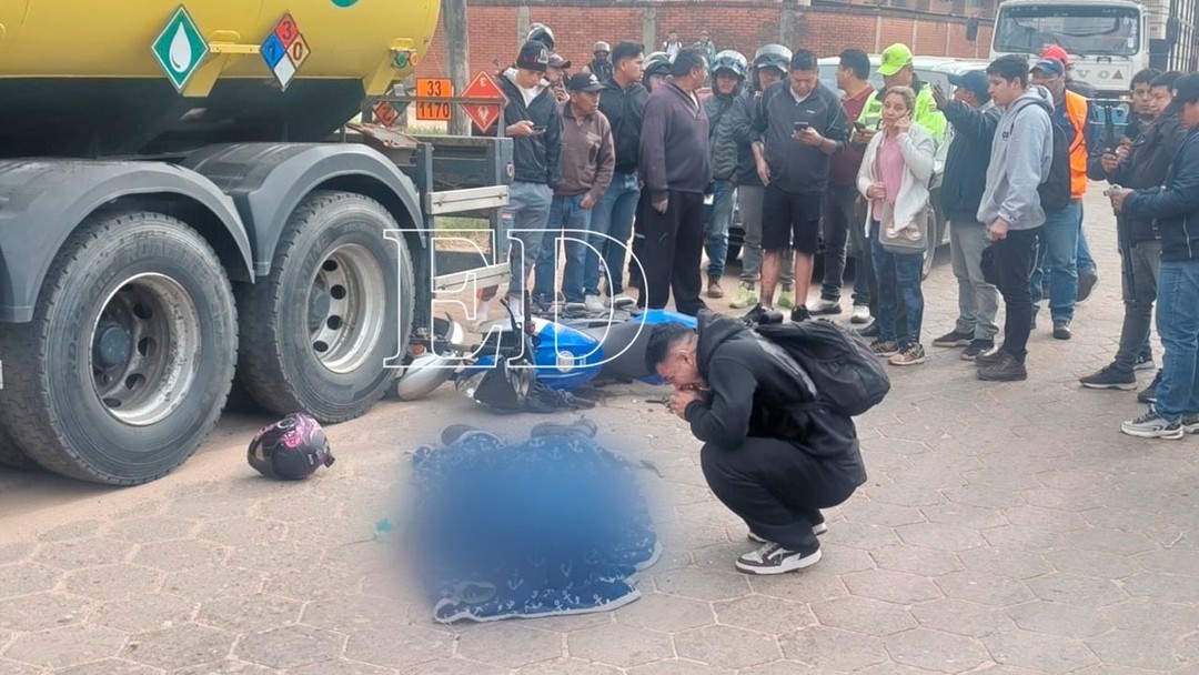Un joven motociclista pierde la vida tras chocar contra un camión cisterna estacionado; su acompañante quedó herida- Un joven motociclista pierde la vida tras chocar contra un camión cisterna estacionado; su acompañante quedó herida