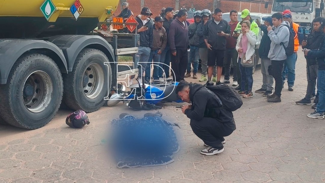 Un joven motociclista pierde la vida tras chocar contra un camión cisterna estacionado; su acompañante quedó herida- Un joven motociclista pierde la vida tras chocar contra un camión cisterna estacionado; su acompañante quedó herida