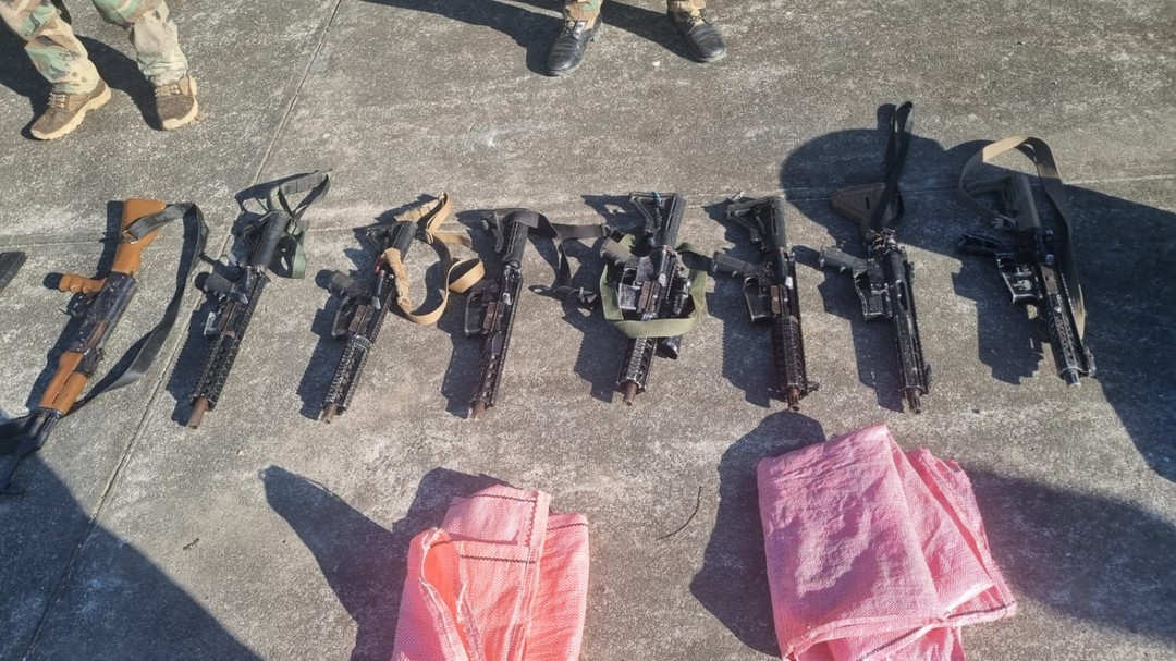 Un subteniente del ejército y tres ciudadanos colombianos son aprehendidos tras hallazgo de armamento bélico en Villa Tunari