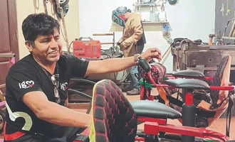 Rimer Zapata convierte la chatarra en carritos para niños con discapacidad