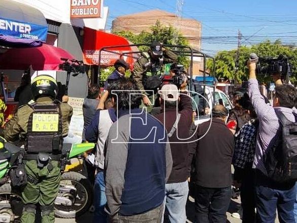 Siete aprehendidos, entre ellos un menor de edad, tras ser hallados con explosivos y machetes en la UMSS- Siete aprehendidos, entre ellos un menor de edad, tras ser hallados con explosivos y machetes en la UMSS