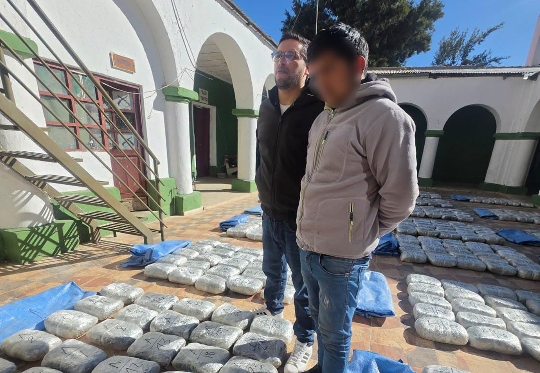 Incautan 5,5 toneladas de droga que eran transportadas en un minibús