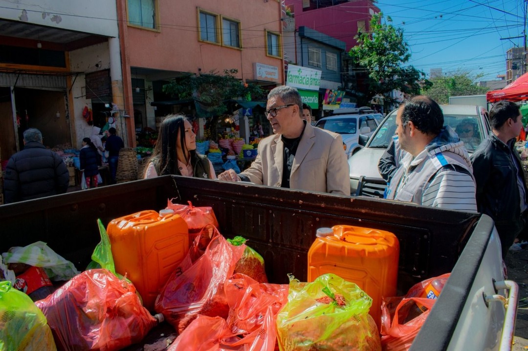 Decomisan botellas con sangre para "teñir" carne en mal estado en el mercado Los Pozos- Decomisan botellas con sangre para "teñir" carne en mal estado en el mercado Los Pozos