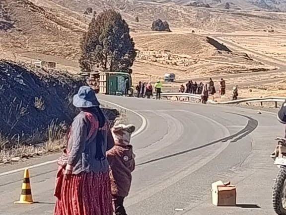 Vuelco de un bus en Apolo deja un saldo de al menos 2 fallecidos y 23 heridos