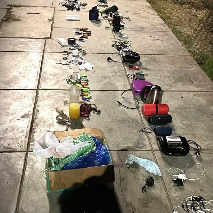 Hallan armas blancas, celulares y droga en el penal de El Abra
