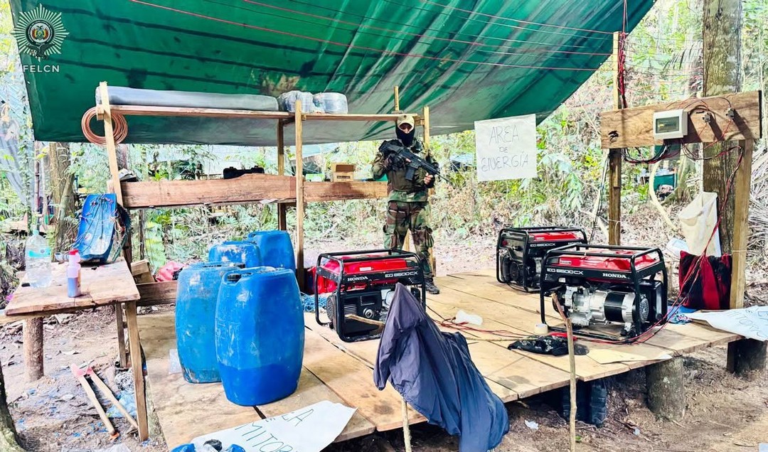 En Chapare hallan armas y cargamento de cocaína de alta pureza en laboratorio 