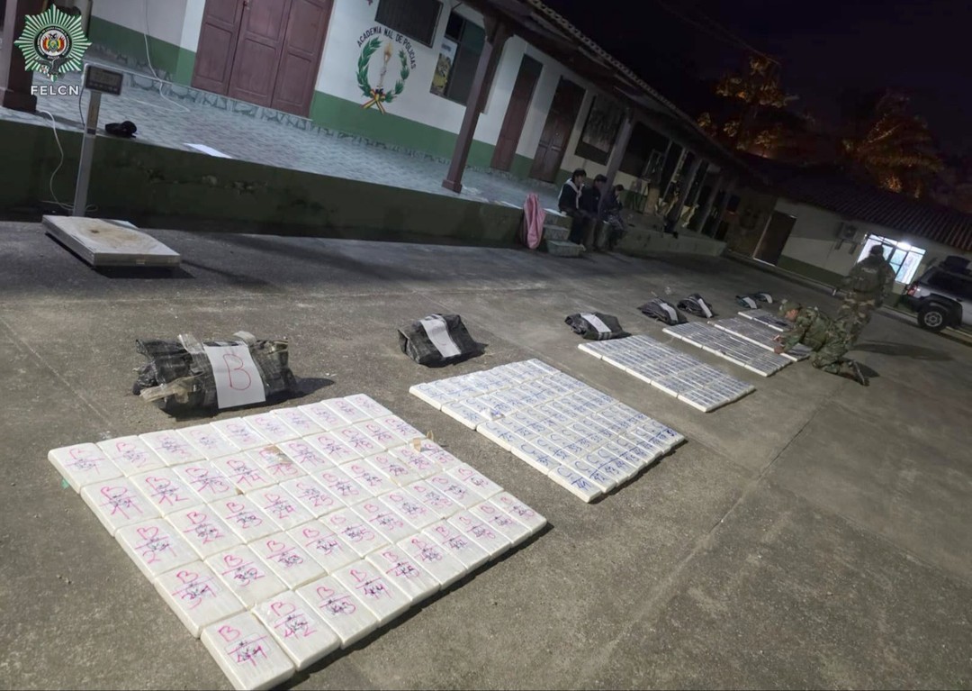 En Chapare hallan armas y cargamento de cocaína de alta pureza en laboratorio 