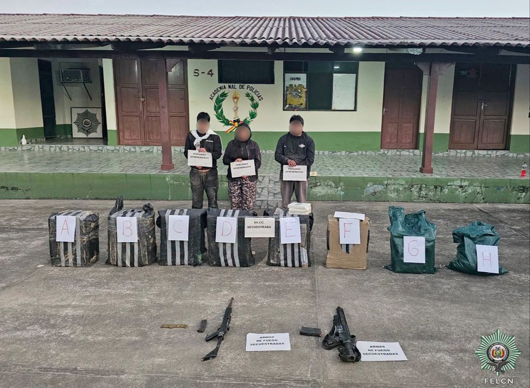 En Chapare hallan armas y cargamento de cocaína de alta pureza en laboratorio 