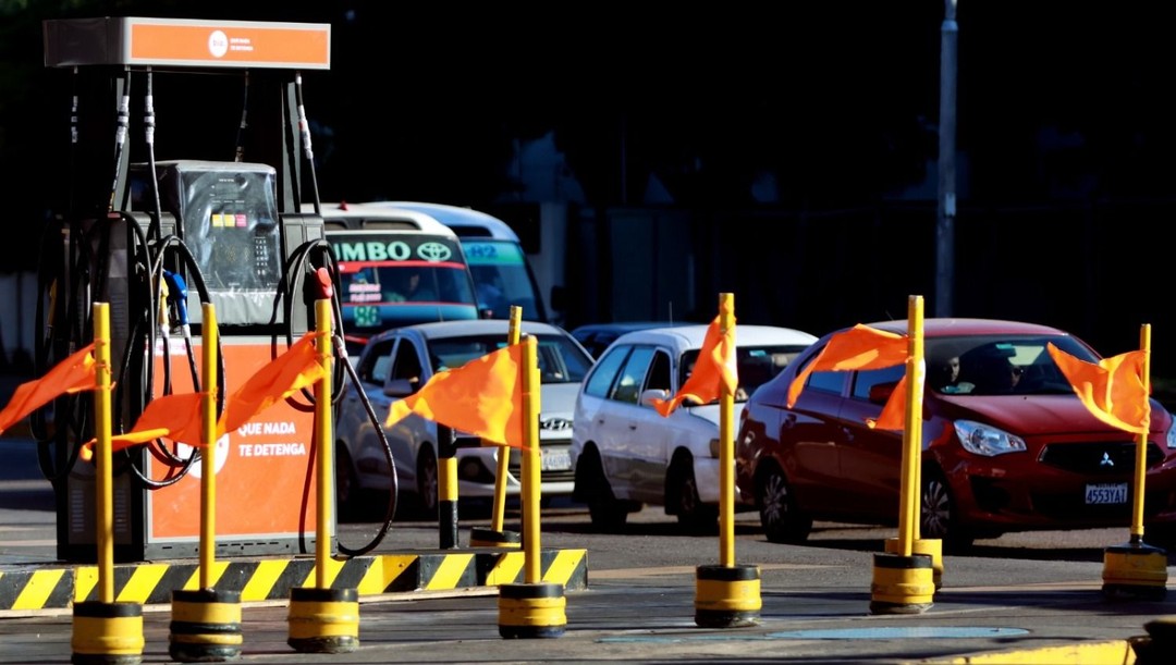 Filas por combustible no cesan: ciudadanos desesperados y productores preocupados