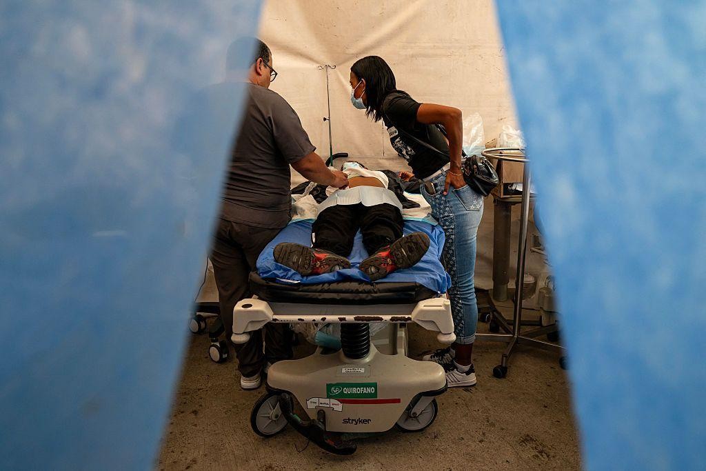 "Ya no quiero ser pediatra. La mirada de esos niños se queda con uno para siempre": el dolor de los médicos que asisten a los heridos del terremoto en Venezuela