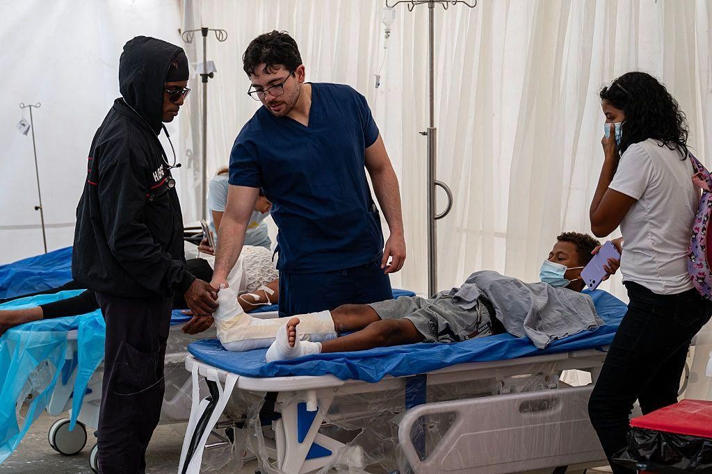 "Ya no quiero ser pediatra. La mirada de esos niños se queda con uno para siempre": el dolor de los médicos que asisten a los heridos del terremoto en Venezuela