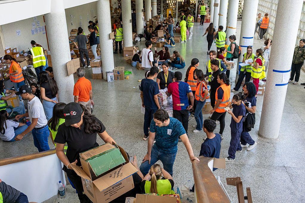 "Ya no quiero ser pediatra. La mirada de esos niños se queda con uno para siempre": el dolor de los médicos que asisten a los heridos del terremoto en Venezuela