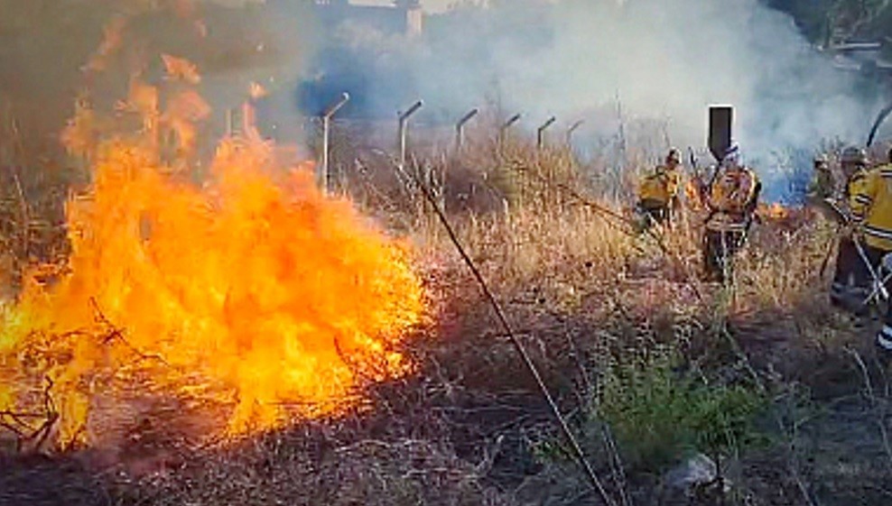 Alarma en Cochabamba: Incendio forestal en el Parque Nacional Tunari amenaza viviendas