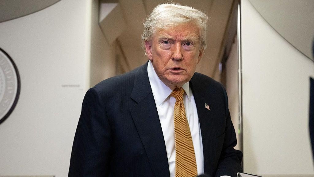 Trump restablece el bloqueo a los puertos iraníes e impone un recargo del 20% a la carga que transita por el estrecho Ormuz