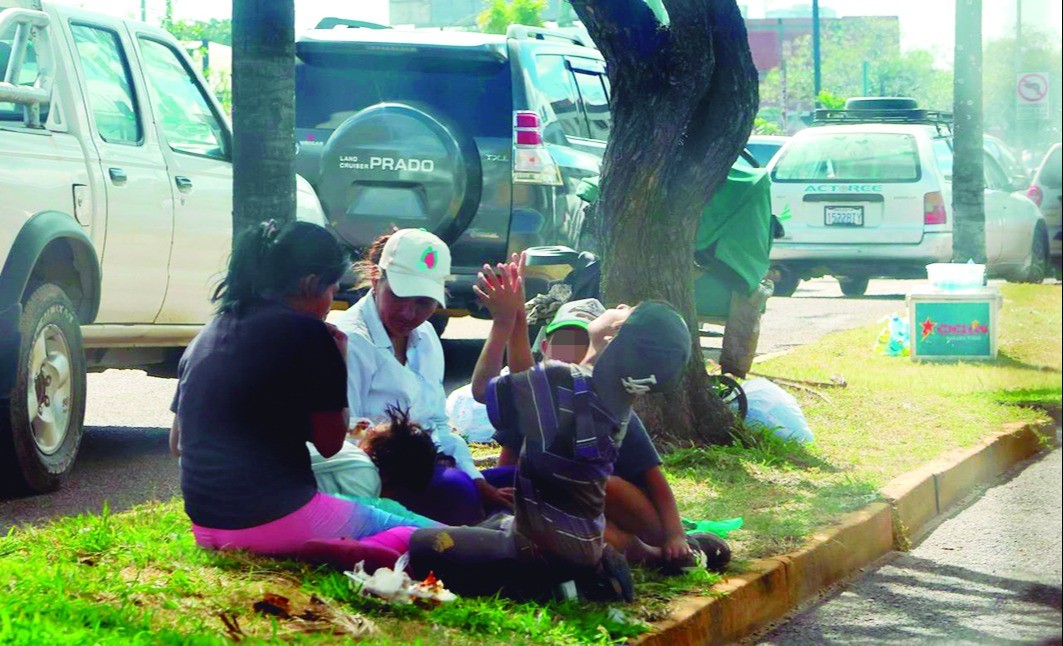 Niños sobreviven víctimas de la mendicidad y el trabajo forzado en las rotondas