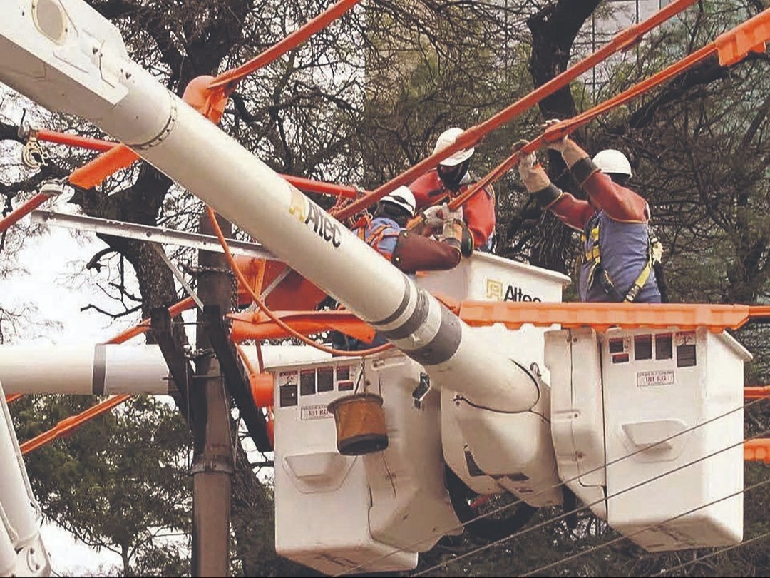 Fuertes vientos causan apagones, caída de árboles y daños en viviendas