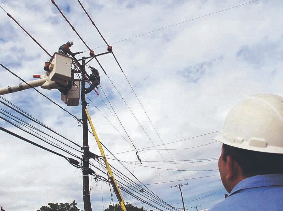 Fuertes vientos causan apagones, caída de árboles y daños en viviendas