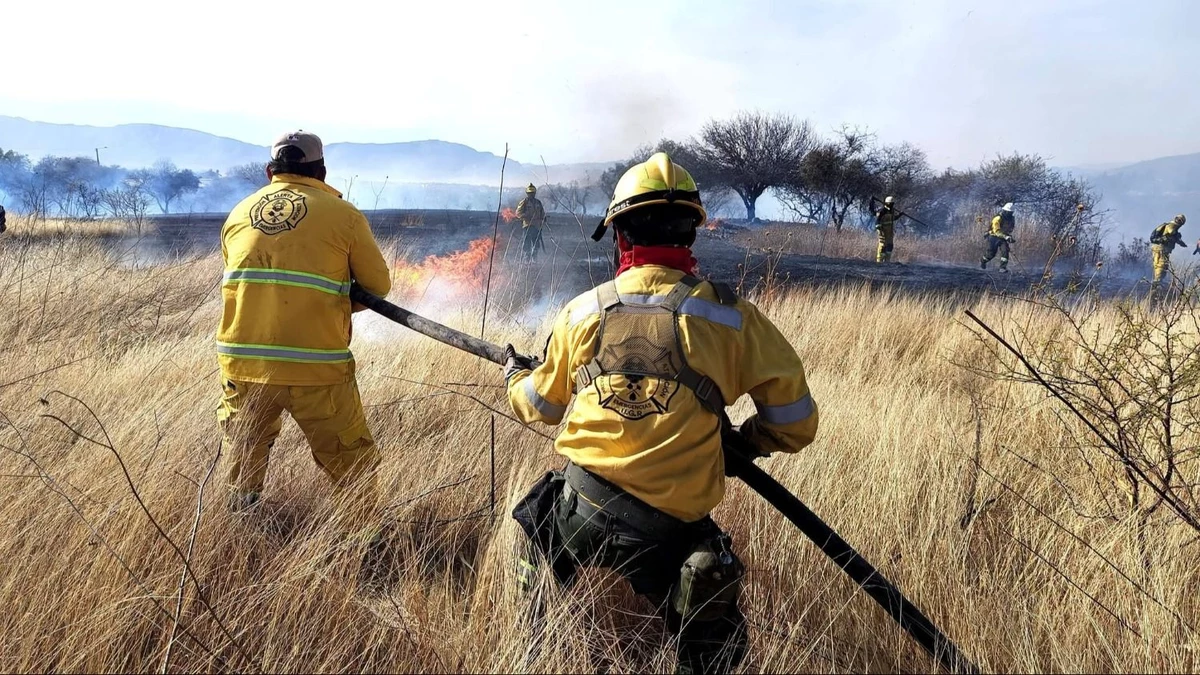 Incendio en Tarija está controlado en un 80%; Gobierno despliega refuerzos y anuncia investigaciones por quemas Incendio en Tarija está controlado en un 80%; Gobierno despliega refuerzos y anuncia investigaciones por quemas
