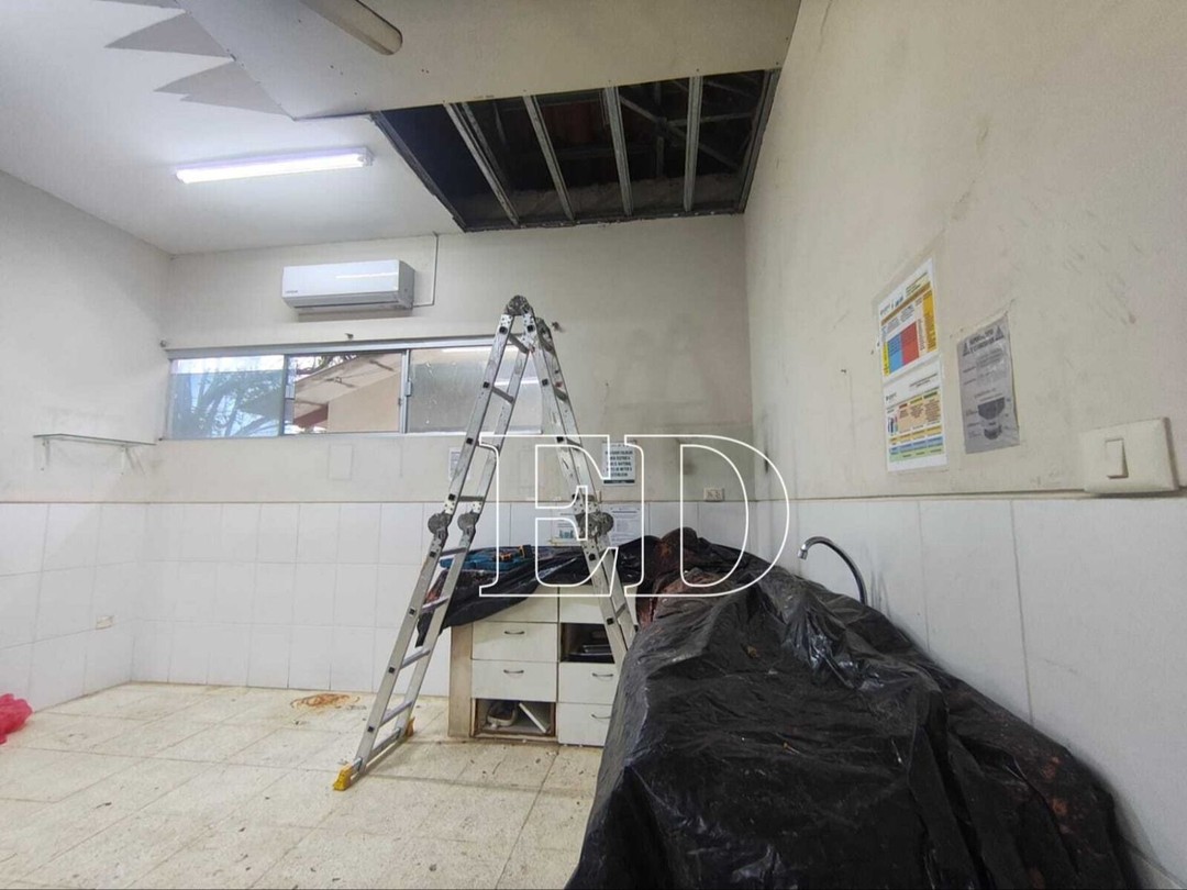 Cae el cielo falso sobre una paciente que recibía atención en un centro de salud del Plan Tres Mil- Cae el cielo falso sobre una paciente que recibía atención en un centro de salud del Plan Tres Mil
