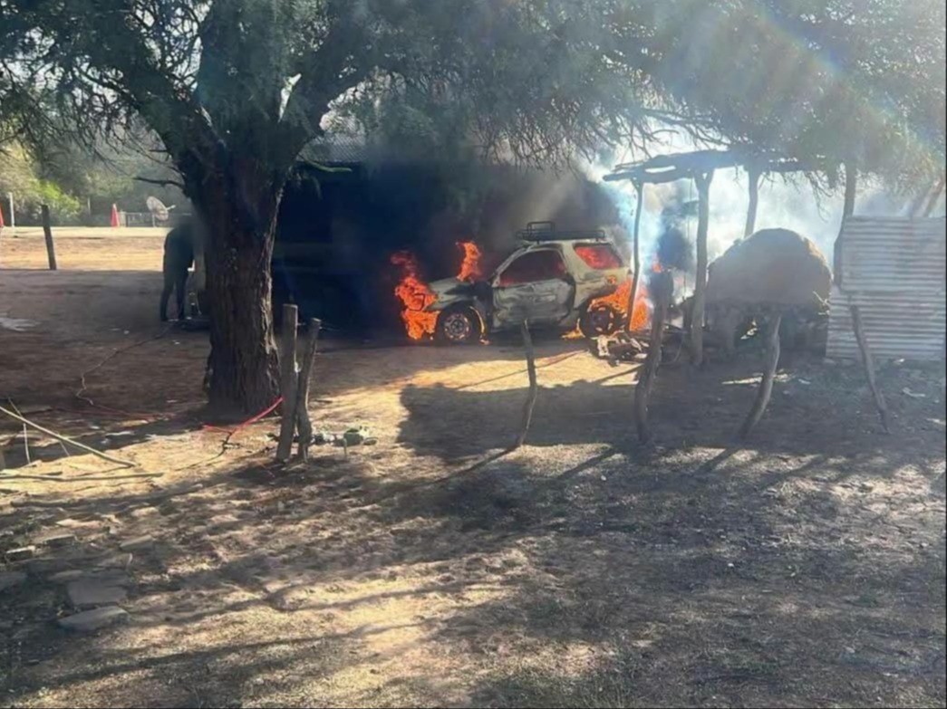 Encapuchados desafían a la Aduana en Boyuibe, incendian vehículos y dañan infraestructura de vías Bolivia- Encapuchados desafían a la Aduana en Boyuibe, incendian vehículos y dañan infraestructura de vías Bolivia