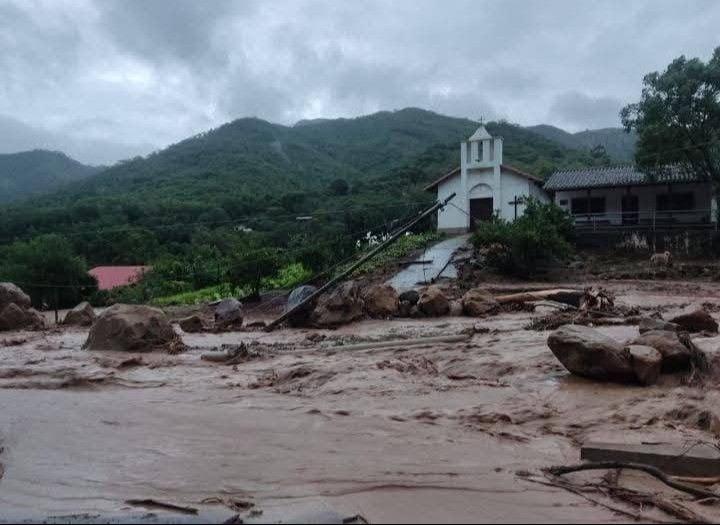 Comunidad Achira: seis horas de lluvia torrencial deja seis desaparecidos, calles inundadas y daños severos 