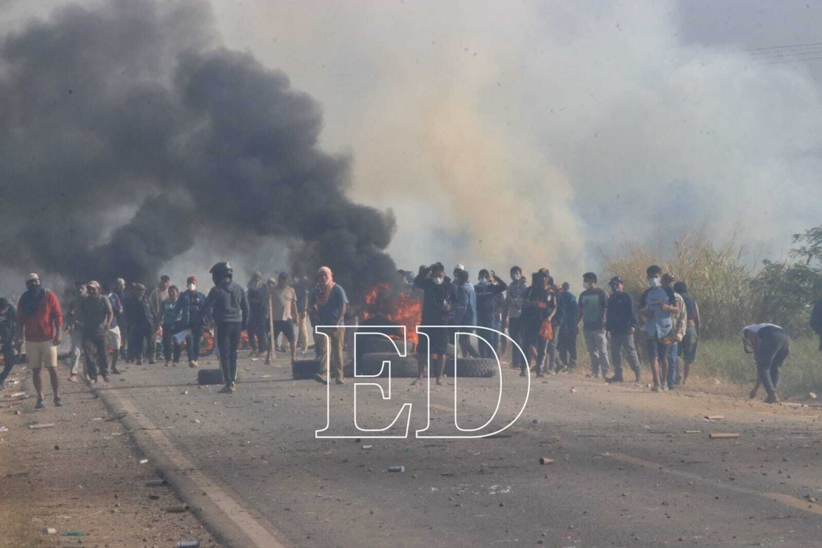 Operativo de desbloqueo de la ruta en el municipio de San Julián /Fotos: Juan Carlos Torrejón